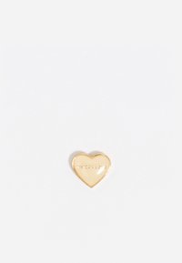 Pequeño pin de esmalte en forma de corazón beige con borde dorado y "RIMBAYLORA" grabado en el centro sobre un fondo blanco.