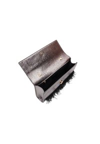 Metallic sølv clutch med tekstureret yderside, indvendigt med sort foer og en fjeraccent. Låsen har guldhardware.