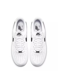 Sneaker Nike Air Force 1 bianche con tomaia in pelle liscia, swoosh nero, dettagli neri, punta traforata e lacci bianchi.