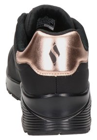 Černé tenisky s texturovaným, matným povrchem; růžově zlatý akcent na patě; polstrovaný límec; podpůrná gumová podrážka.