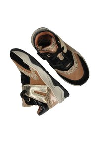 Sportschoenen met een mix van zwarte, beige en gouden materialen, voorzien van een gestructureerde bovenkant, een gevoerde kraag en een contrasterend zoolontwerp.