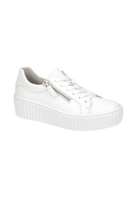 Weiße Leder-Sneaker mit einer klobigen gerippten Sohle, ausgestattet mit Schnürsenkeln und einem silbernen Reißverschlussdetail an der Seite für ein einfaches Anziehen.