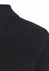 Schwarzer Strickpullover mit hohem Kragen und strukturierter Baumwolle, mit gerippten Akzenten entlang des Hals- und Schulternahts.