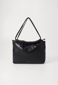 Juoda odinė rankinė su surinktu viršumi, dviem dirželiais ir lygia tekstūra. Subtili prekės ženklo žyma netoli apačios.