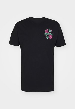 Czarny t-shirt z krótkim rękawem z małym różowo-zielonym kwiatowym wzorem i tekstem "Santa Cruz" na górnej lewej części klatki piersiowej.