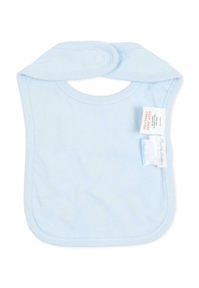 Lichtblauwe baby slab met drukknoopsluiting, stoffen labels aan de rechterkant en effen zachte katoenen stof.