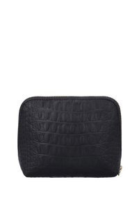 Pochette in pelle nera con motivo coccodrillo, dotata di chiusura con zip, con una superficie testurizzata e angoli arrotondati. Ferramenta della zip in tono oro ben visibile.