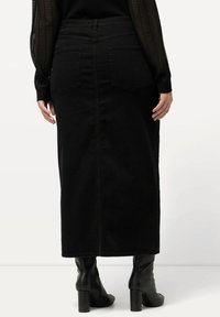 Ulla Popken MIDI SAUMSCHLITZ KOMFORTBUND - Jeansrok - black