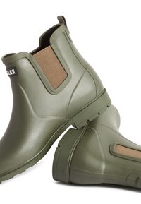 Bottes de cheville en caoutchouc vert avec des panneaux latéraux élastiques marron, semelles texturées et finition lisse, dotées d'une languette pour un enfilage facile.