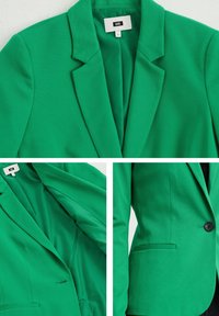 Grön kavaj i slät tyg; har slagkragar, en enkel knappstängning och sidfickor. Insidan är fodrad i en matchande färg.