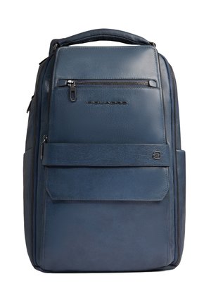 Sac à dos en cuir bleu marine avec poignée supérieure, poche zippée à l'avant, sangle horizontale et logo Piquadro sur le panneau avant.