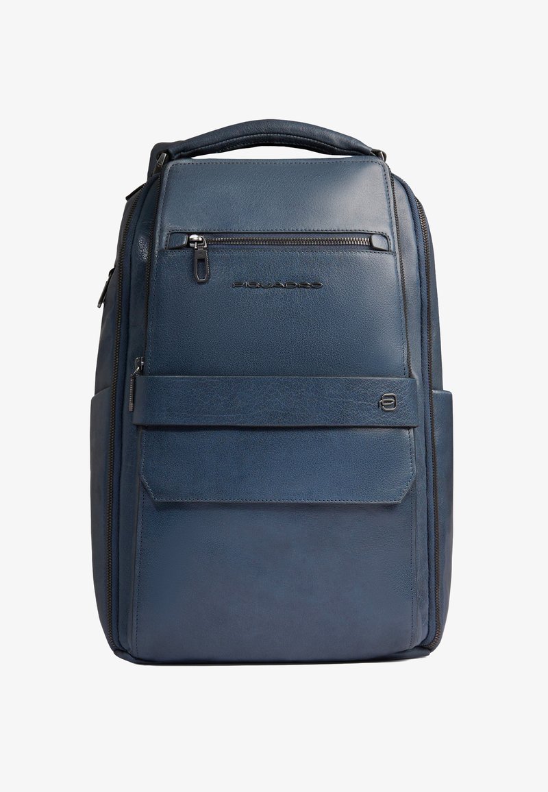 Sac à dos en cuir bleu marine avec poignée supérieure, poche zippée à l'avant, sangle horizontale et logo Piquadro sur le panneau avant.