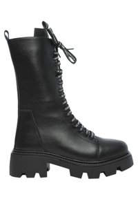 Bota de combate de cuero negro hasta la mitad de la pantorrilla con suela de bloque grueso, cordones que presentan texto en blanco y lengüetas de agarre en la parte delantera y trasera.