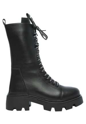 Botte de combat en cuir noir mi-mollet avec semelle crantée épaisse, lacets avec texte blanc et tirettes à l'avant et à l'arrière.