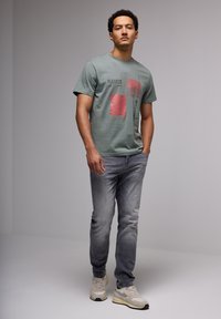 Street One MEN Triko s potiskem - grün