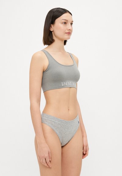 Sivá rebrovaná bralette s logom "POLO" na páse, skombinovaná s rovnakými sivými bezšvovými hipster nohavičkami. Mäkkučký materiál, minimalistický dizajn.