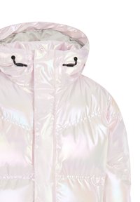 Pudret jakke i iriserende lys pink materiale med høj krave, justerbare snore og quiltet designlinjer på forsiden.