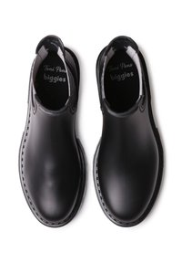 Bottes de cheville en caoutchouc noir avec une finition lisse, bout rond et panneaux latéraux élastiques. Dotées d'une semelle intérieure texturée et de coutures contrastées.