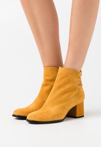 s.Oliver BLACK LABEL Ankle boots - saffron
