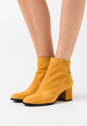 s.Oliver BLACK LABEL Ankle Boot - saffron