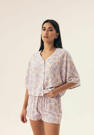 Hellrosa, kurzärmliges Schlafanzugset mit einem V-Ausschnitt-Shirt und Shorts mit elastischem Bund, verziert mit blauen, korallenähnlichen Mustern. Weicher Stoff.