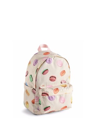 Sac à dos beige avec une poche avant zippée, décoré de motifs colorés de macarons et une poignée de transport rose.