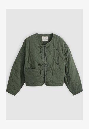 Olivengrønn quiltet jakke med rund hals, knyting foran, to frontlommer og lange ermer.
