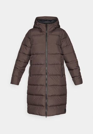 Manteau rembourré marron avec capuche, couture verticale, fermeture éclair à l'avant et poches latérales. Fabriqué en matériau lisse, il présente un design mi-long.