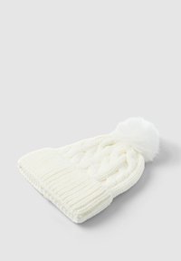Berretto bianco a maglia cable con bavero a coste. Presenta un morbido e soffice pom-pom sulla parte superiore. Il materiale appare caldo e dalla trama piacevole.