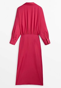 Robe midi rose à manches longues, taille froncée, poignets boutonnés et col, vue de dos sur fond blanc.
