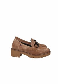 Mocassini in suede marrone con una finitura testurizzata, dotati di punta arrotondata, suola in gomma e un accento decorativo a catena lungo il collo del piede.
