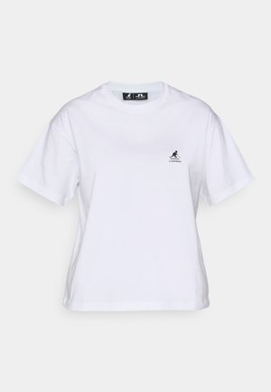 Weißes Baumwoll-T-Shirt mit Rundhalsausschnitt und kurzen Ärmeln. Verfügt über ein kleines schwarzes Känguru-Logo auf der linken Brust.