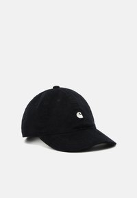 Svart kordfløyelscap med rund krone, buet visor og en liten hvit logo på fronten. Strukturert stoff med sømdetaljer.