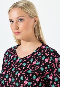 Černé tričko s výstřihem do V a vzorem růžových a tyrkysových sladkostí, lízátek a vánočních akcentů. Měkká tkanina, krátké rukávy.