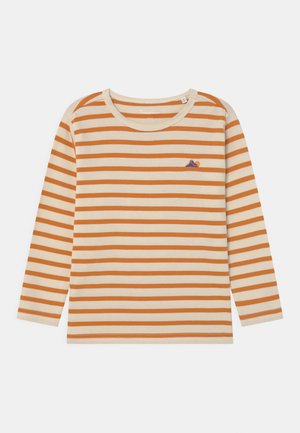 Beige skjorte med lange ærmer med horisontale orange striber og lille broderet bjerglogo på venstre bryst.