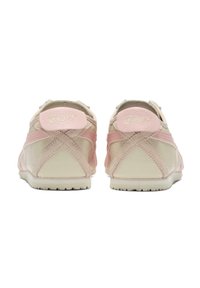 Tylny widok beżowo-różowych sneakersów o teksturowanym wykończeniu, z różową skórzaną łatą na pięcie i krzyżowymi szwami.