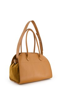 Tasche aus braunem Leder mit strukturierter Form, die glatte und Wildleder-Texturen aufweist. Mit zwei Henkel oben und einem Reißverschlussverschluss.