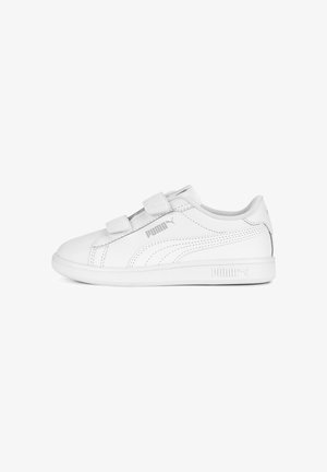 Baskets blanches basses avec deux bandes Velcro, en matériau synthétique lisse, avec des accents cousus et une semelle en caoutchouc texturée. Présente un logo discret.