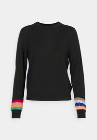 Czarny sweter z długim rękawem, z ściągaczami przy mankietach i kolorowymi falistymi paskami z dzianiny w pobliżu obu końców rękawów.