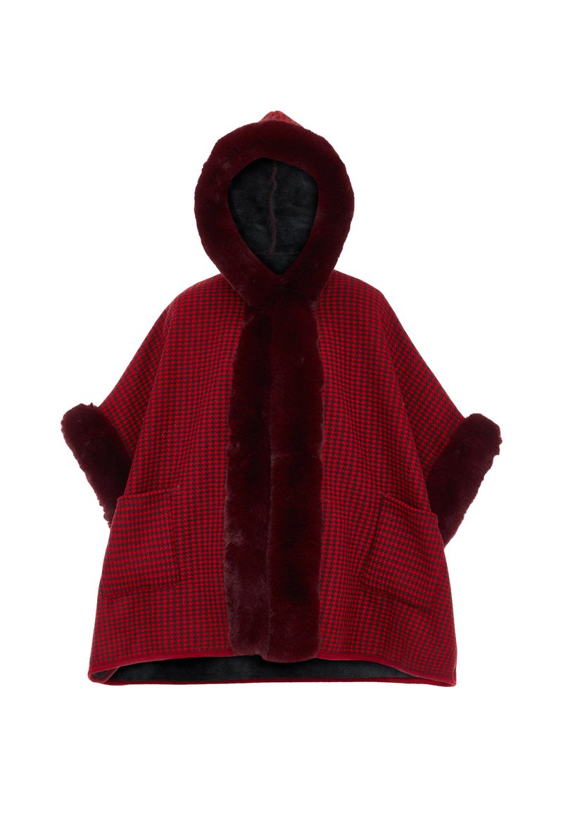 Rot kariertes Poncho mit einem mit Fell gefütterten Kapuzen, Fronttaschen und weichem Material. Der Kragen und die Bündchen sind in einem tiefen Burgunderrot.