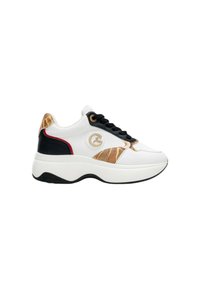 Sneaker bianchi con un design in oro e nero testurizzato, dotati di un logo rotondo, lacci neri e una suola bianca spessa.