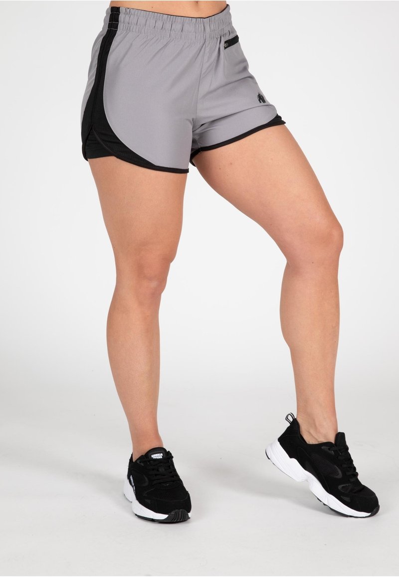 Graue Sportshorts mit schwarzen Seitenpaneelen und elastischem Bund. Verfügt über eine Reißverschlusstasche, glatte Textur und kontrastierenden schwarzen Besatz.