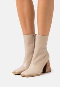 Lazamani Kotníková obuv na vysokém podpatku - beige