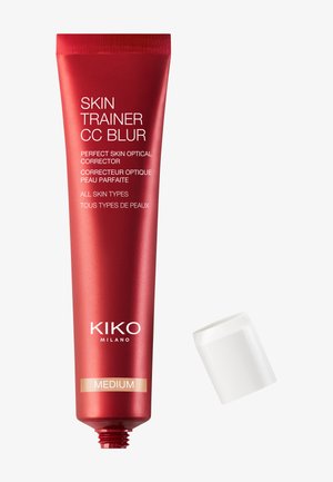 Rødt rør med KIKO Milano Skin Trainer CC Blur i medium nuance, perfekt optisk hudkorrigerer til alle hudtyper, med hvid hætte lagt til siden.