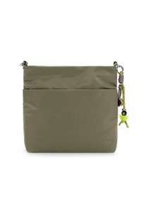 Oliwkowa nylonowa torba na ramię z przednią kieszenią zapinaną na zamek, ozdobiona breloczkami i metalowymi elementami. Gładka faktura.