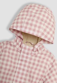 Roze i bijeli karirani kišni kaput s kapuljačom. Materijal izgleda lagano, sjajno i glatko. Ima prednji zatvarač i ušivene detalje.