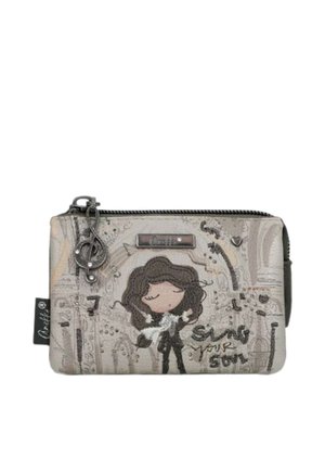 Piccola pochette beige con zip, con una ragazza in stile cartone animato che tiene un gatto, note musicali, cerniera a chiave di violino e testo "Sing your soul."