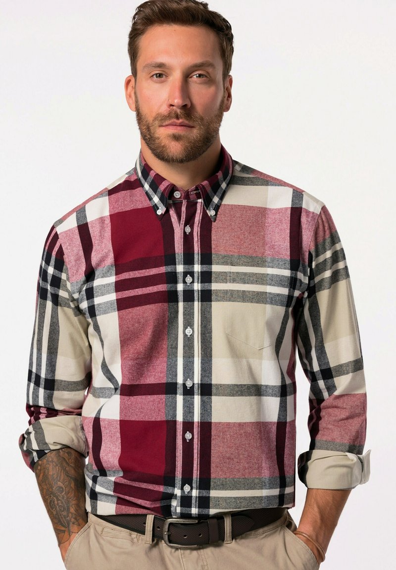 Geruite shirt in rood, grijs, zwart en beige. Heeft een button-down kraag, lange mouwen en een borstzak. Van katoen.