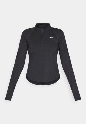 Schwarzes langärmliges Sportoberteil mit einem Viertelreißverschluss-Kragen, aus dehnbarem Stoff, mit runder Saumlinie und einem kleinen weißen Nike-Logo auf der Brust.