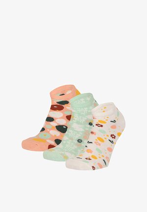 Drei Paar Knöchelsocken mit bunten abstrakten Punktemustern in Pfirsich-, Minzgrün- und Weißtönen.